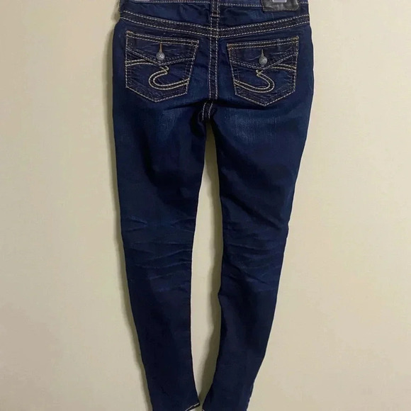 Silver Women's Suki Fit Super Stretch Mid Skinny Jeans Size W26 L31 - Picture 2 of 9